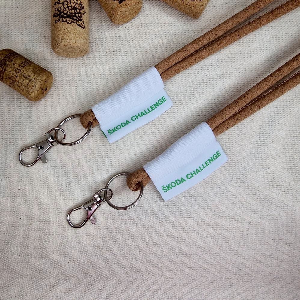 Lanyard largo con etiqueta de corcho — lanyard personalizado ecopubli · ref. 5.47 · —