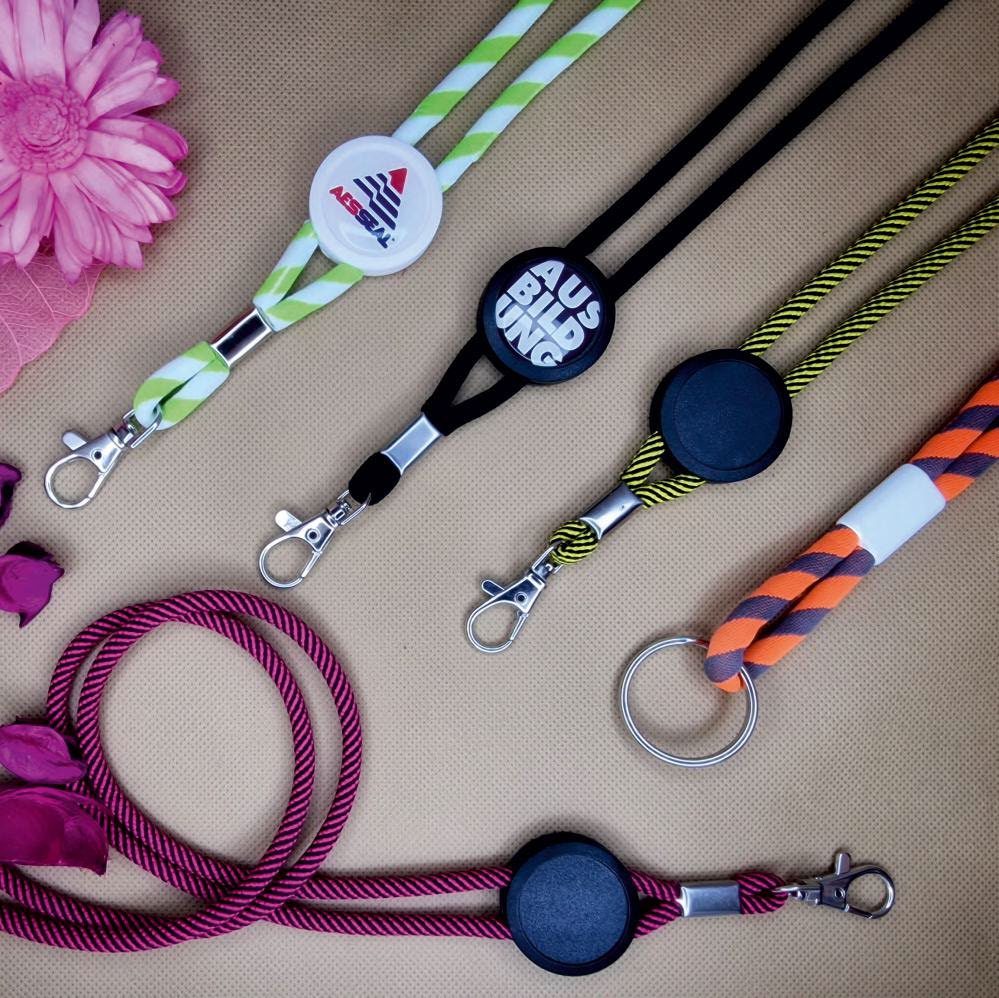 Chapa de plástico con cuerda — lanyard personalizado ecopubli · ref. — · —